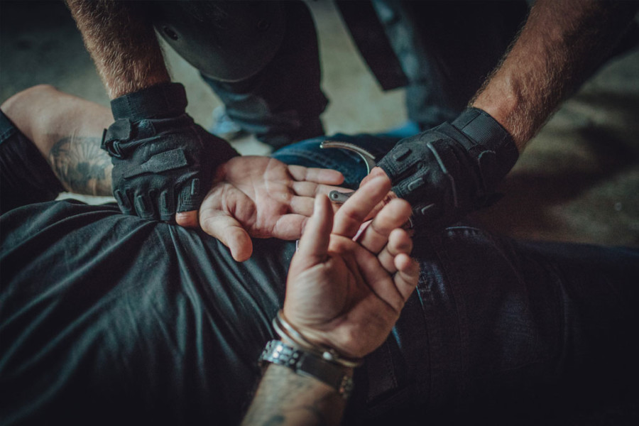 UHAPŠEN POSLIJE ISTRAGE: Policajac sa Kosova uhapšen zbog DILOVANJA DROGE!