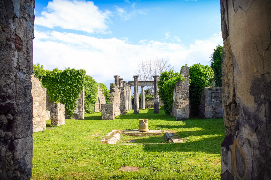 NAJSTROŽE KAŽNJEN Turista pokušao da ukleše svoje ime na zidu drevne kuće u Pompeji