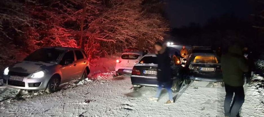 POTPUNO OBUSTAVLJEN SAOBRAĆAJ: Lančani sudar šest automobila na Bjelašnici, vozilo Gorske službe sletjelo sa ceste!