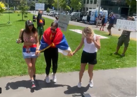 SRBI IZAŠLI NA ULICE MELBURNA: Kolo ispred KARANTINA u kome je Novak (VIDEO)