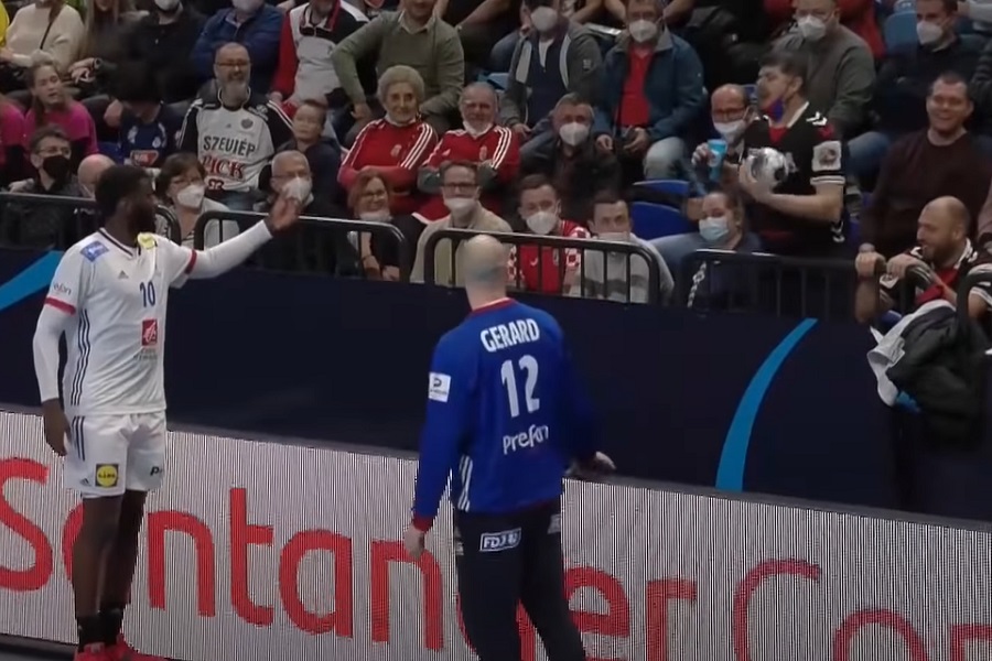 CMOKNI I LOPTU ZA SREĆU! Simpatičan susret srpskog navijača i Dike Mema! (VIDEO)