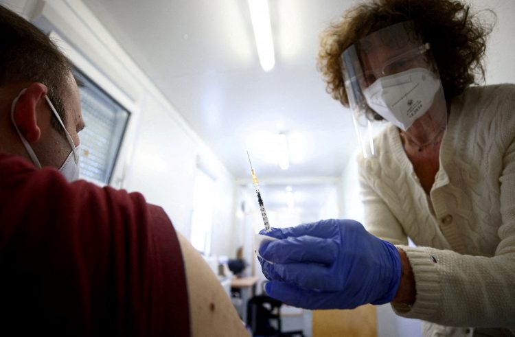 MEDICINSKE SESTRE U SAD-u OPTUŽENE da su davanjem potvrda lažno vakcinisanim ZARADILE 1,5 miliona dolara