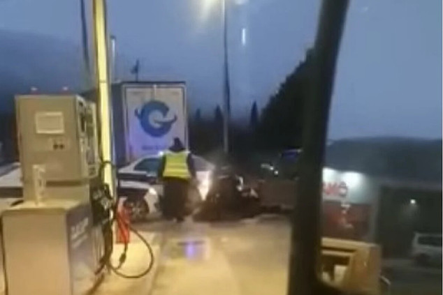 SNIMAK HAPŠENJA HULIGANA poslije utakmice u Mostaru, SIJEVALE baklje, jednog mladića UDARILI automobilom