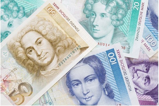 NJEMAČKA MARKA JOŠ ŽIVI Milijarde se KRIJU po fiokama, u ormanima, između stranica knjiga ili LEŽE ispod dušeka!