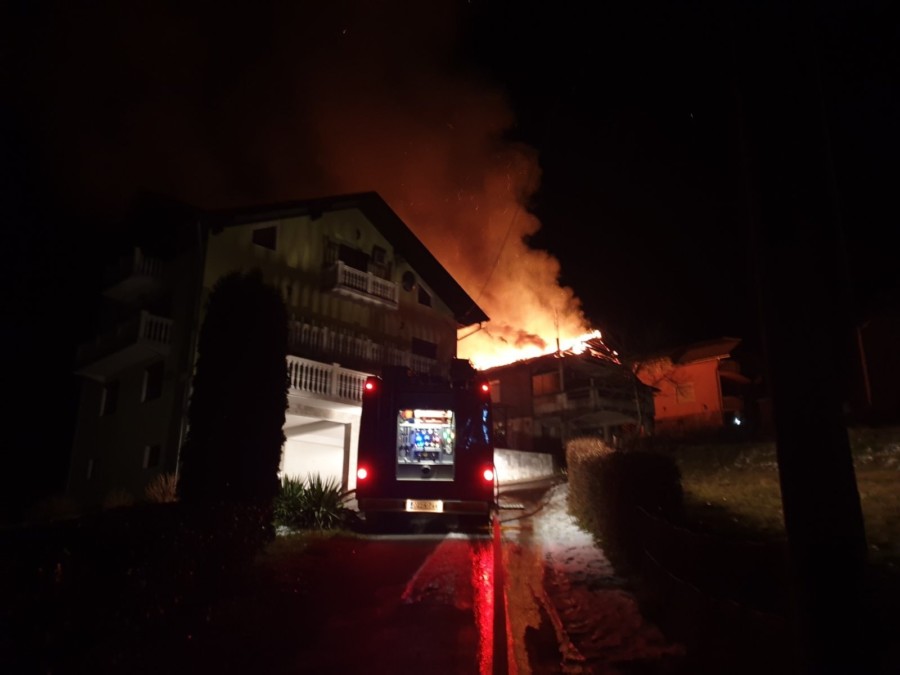 JEZIVI PRIZORI U PRIJEDORU: Vatrena stihija progutala kompletan KROV kuće, VATROGASCI SE BORILI SATIMA (FOTO)