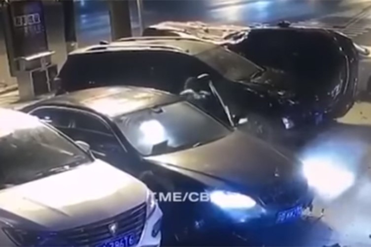 NEVJEROVATAN PRIZOR, KAO IZ AKCIONIH FILMOVA Preletio četiri automobila, pa se "parkirao" (VIDEO)