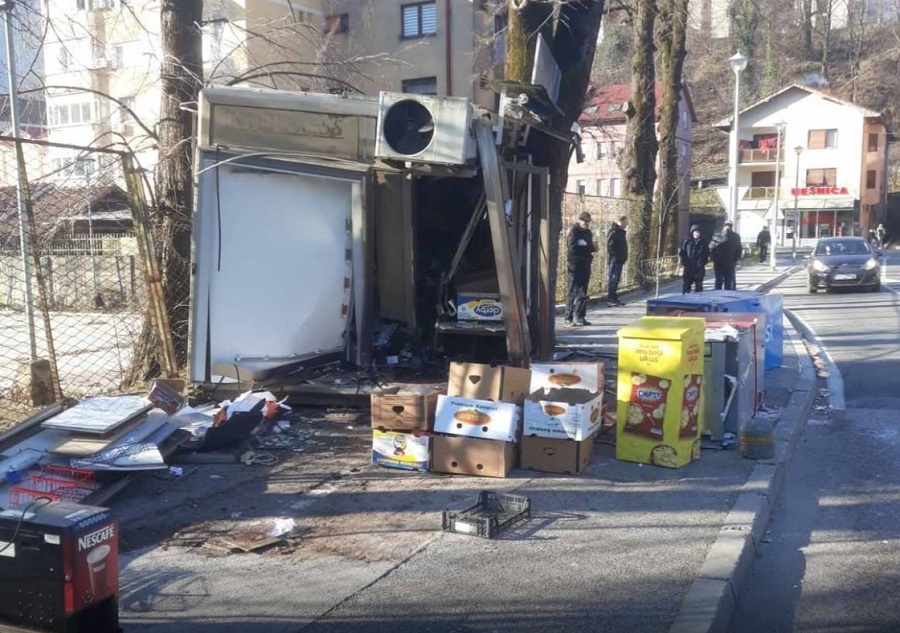 DŽIPOM ULETIO U KIOSK Patrola ustanovila da je i pijan