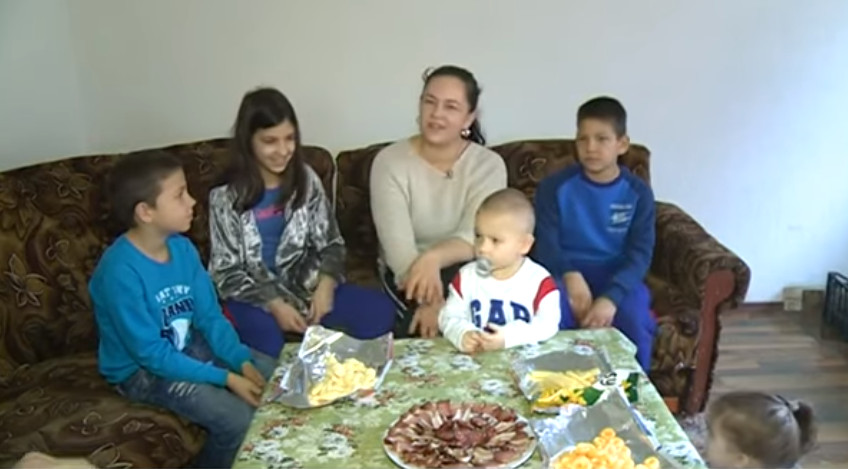 KRAJIŠNICI, JEDNA OD 5.000 VIŠEČLANIH PORODICA Ovo treba biti SLIKA Republike Srpske, kuća puna zdrave i vesele djece (VIDEO)