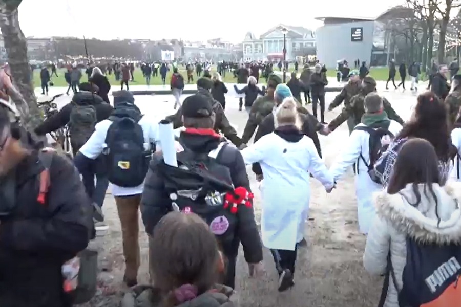 NOVE DEMONSTRACIJE u Amsterdamu! Narod na ulicama glasan protiv odluka vlasti! (VIDEO)