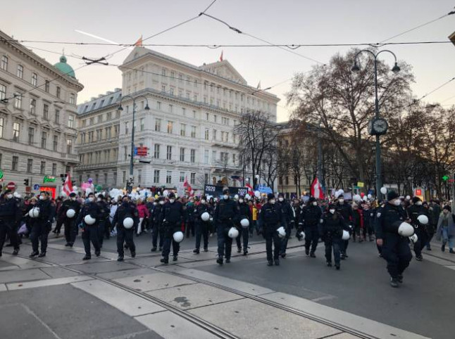 KORONA PROTEST U BEČU Protestanti nosili HITLEROVU fotografiju, policija kontrolisala NOŠENJE maski (FOTO)