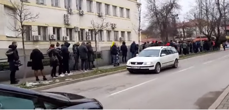 NEVIĐENA GUŽVA U BANJALUCI, građani u redovima čekaju testiranje