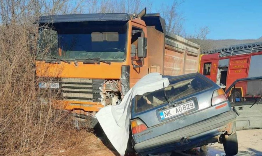 NESREĆNA MLADOSTI! Automobil podletio pod kamion: DVA MLADIĆA POGINULA, treći teško povrijeđen