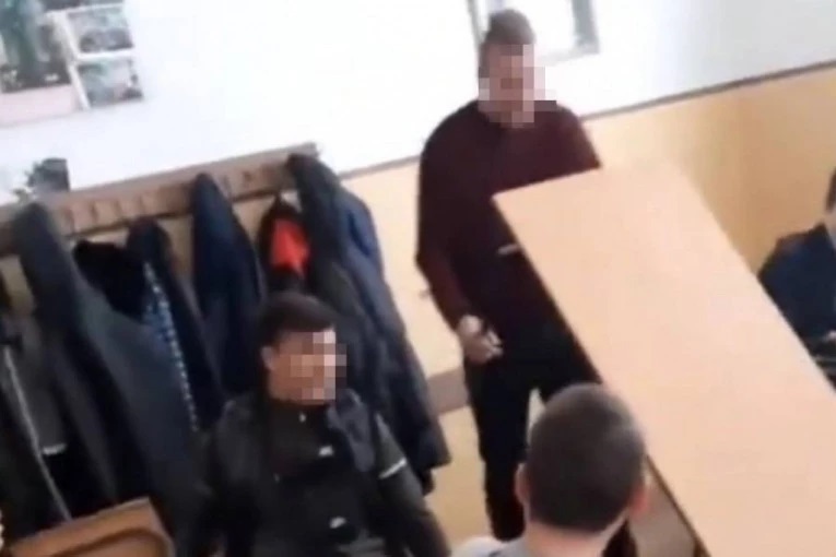ŠTA ĆE TEK RADITI KAD ODRASTU?! Snimak DIVLJANJA UČENIKA u srednjoj školi ŠOKIRAO SVE: Profesorica NEMOĆNA pred učenikom koji PREVRĆE KLUPE (VIDEO)
