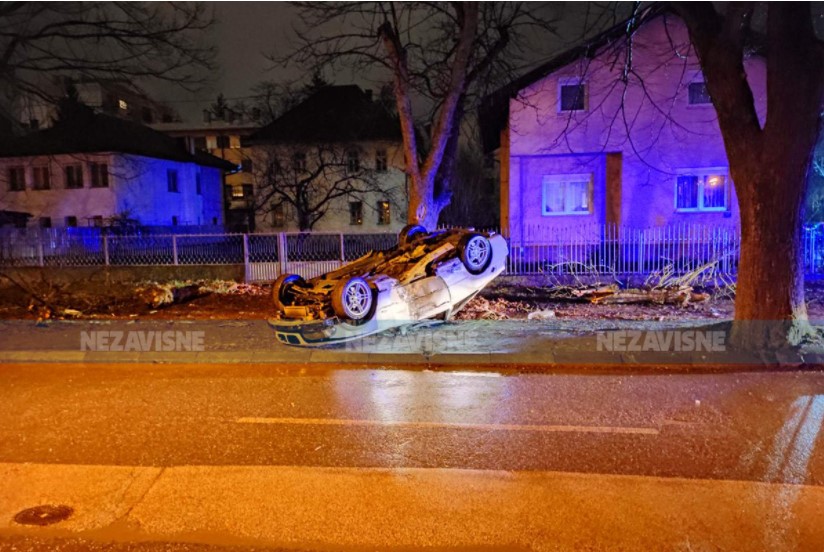 SAOBRAĆAJKA U BANJALUCI automobil završio na krovu, ZA VOLANOM bio maloljetnik?
