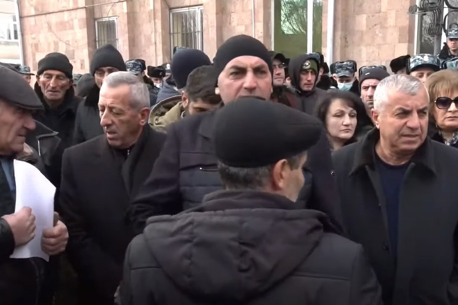 RAT OPOZICIJE I VLADAJUĆE PARTIJE nikada gori! Policija reagovala, zabranjeno slavlje novog gradonačelnika!