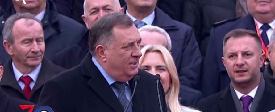 SVEČANI DEFILE U BANJALUCI Dodik zapjevao "Pukni zoro"