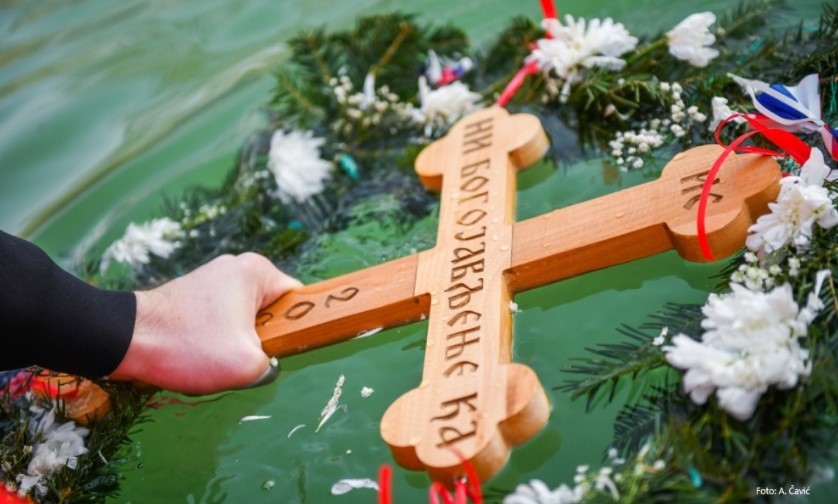 BOGOJAVLJENJE U BANJALUCI: Liturgija, litija, pa plivanje za Časni krst