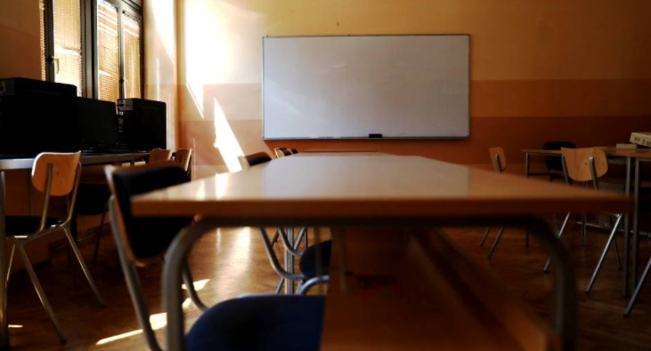 NASILJE U SREDNJOJ ŠKOLI Stariji učenik tukao prvake i tjerao ih da šetaju nagi; Sve snimao mobilnim telefonom