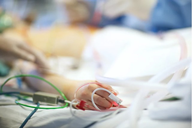 SKINUT S LISTE ČEKANJA Bolnica ODBILA PACIJENTA za transplantaciju srca jer nije vakcinisan