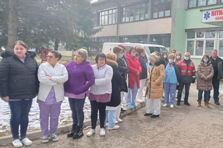 ZDRAVSTVENIM RADNICIMA PREKIPJELO! "POLITIČARI SE IGRAJU S NAMA" Medicinari idu u generalni štrajk!