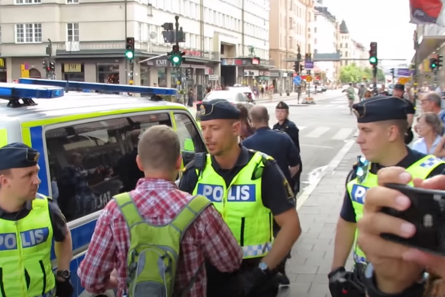 POLICIJA hoda i dijeli NALOGE ZA DEPORTACIJU!