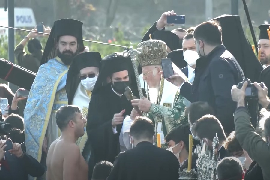 PRAVOSLAVNI VJERNICI u Istanbulu održali liturgiju i plivali za časni krst