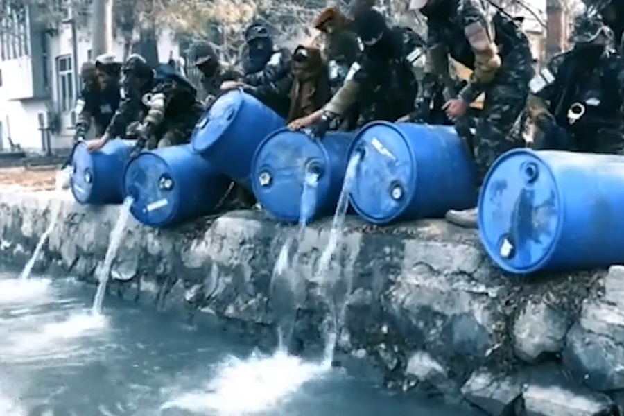 3.000 LITARA ALKOHOLA proliveno u kanal! Pohapšeni "dileri"! (VIDEO)