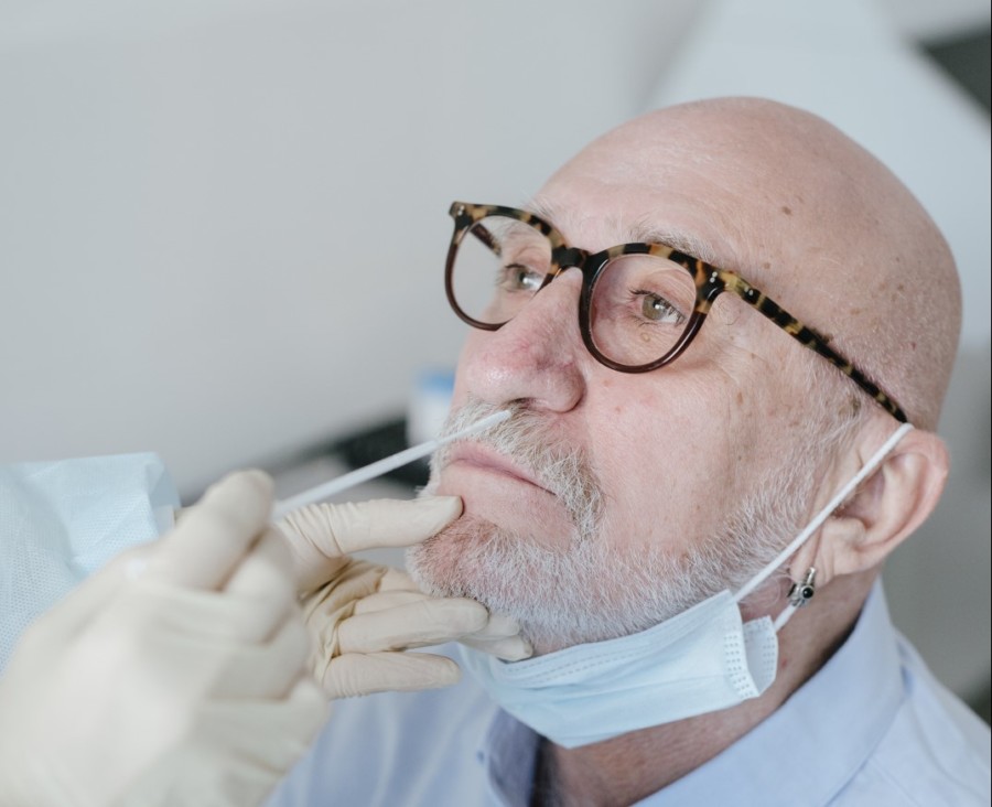 NIJE SVEJEDNO Stručnjaci pojašnjavaju KADA treba da uradite antigenski, a kada PCR test