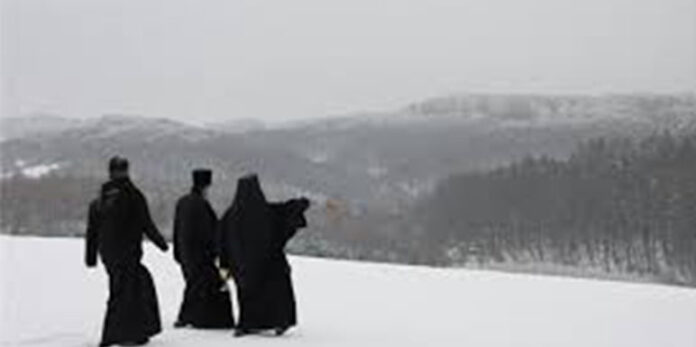 TROJICA MONAHA PROTJERANA iz manastira Dečani jer nisu željeli da se vakcinišu!