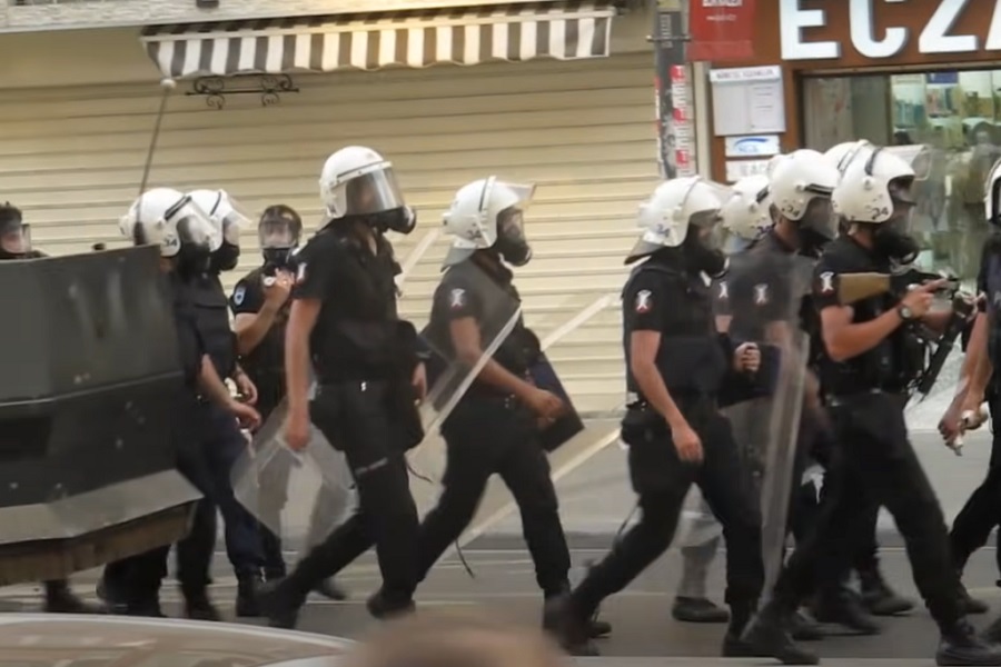 TURSKA: TRAŽILI PRAVDU ZA PORODICE pa dobili batine od policije!