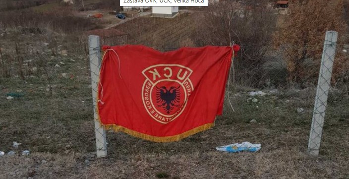 ŠIPTARI PONOVO PROVOCIRAJU SRBE: Na ulasku u Veliku Hoču jutros uočena zastava sa grbom i natpisom TERORISTIČKE ORGANIZACIJE UČK!