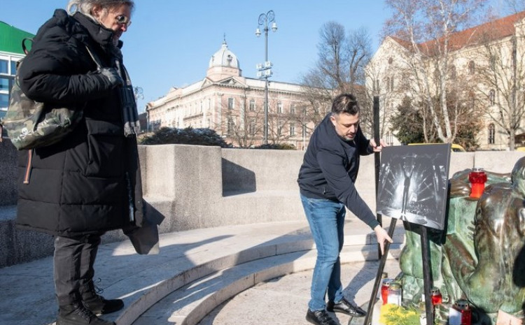 DIRLJIVO OPRAŠTANJE OD EX YU muzičke legende! FANOVI ODAJU POČAST POKOJNOM Akiju Rahimovskom, svijeću zapalio i Hus!