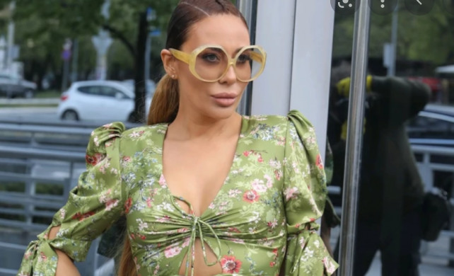 SVI SE PITAJU ŠTA SE DEŠAVA SA NJOM Ana Nikolić jedva stoji, sama pokazala gaćice (FOTO/VIDEO)