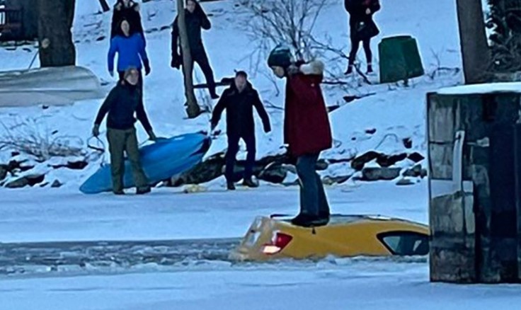 ŽENA PRAVILA SELFI NA VRHU AUTOMOBILA koji tone, dok su mještani jurili da joj pomognu!
