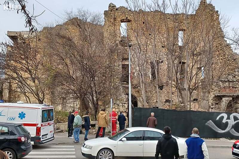 TRAGEDIJA U MOSTARU! Obrušio se zid stare kafane na muškarca, tijelo izvlače ispod ruševina