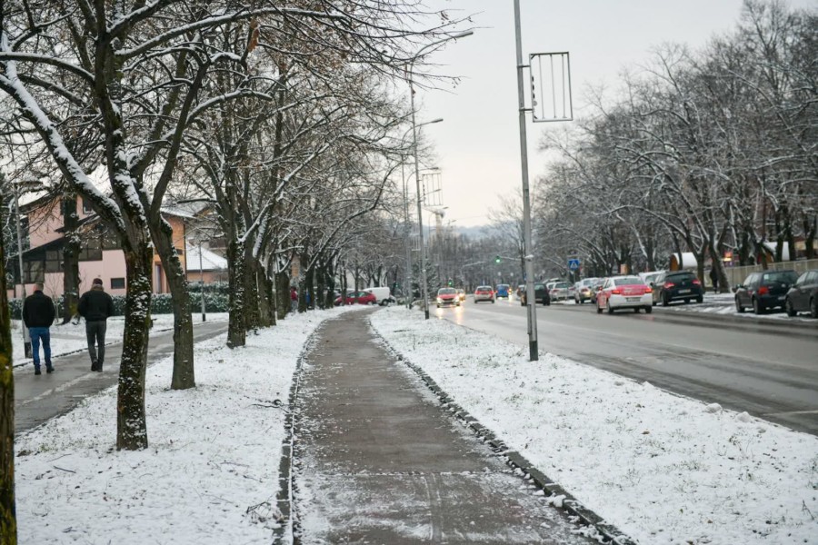 VOZITE PAŽLJIVO Usporen saobraćaj zbog snijega i poledice