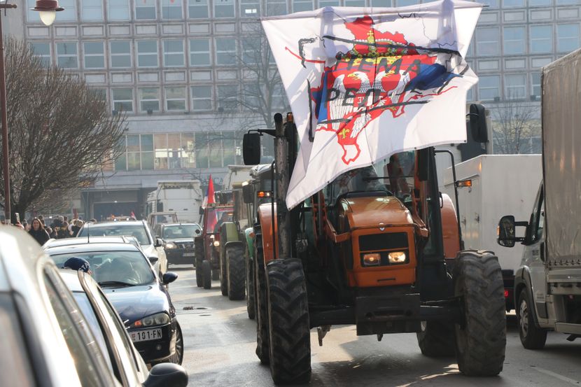 SPECIFIČNA PARADA U ČAČKU! Evo kako se proslavlja Božić u gradu na Moravi (FOTO)