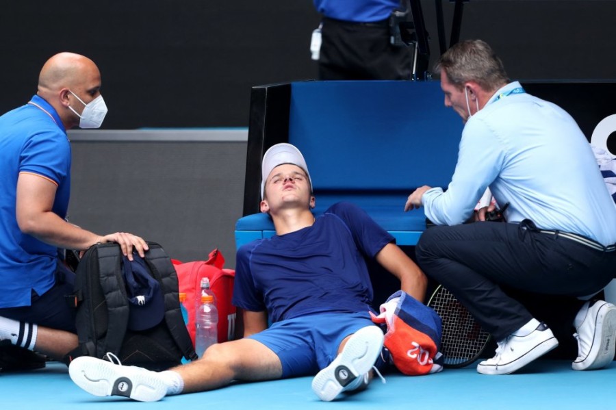 ŠOKANTNE SCENE NA AUSTRALIJAN OPENU: Mladi teniser NIJE IZDRŽAO napore, SRUŠIO se na terenu