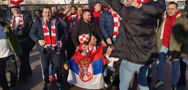 "OVDJE NIKO NIJE NORMALAN" Navijači Srbije i Hrvatske zajedno, HRVAT OGRNUO SRPSKU ZASTAVU