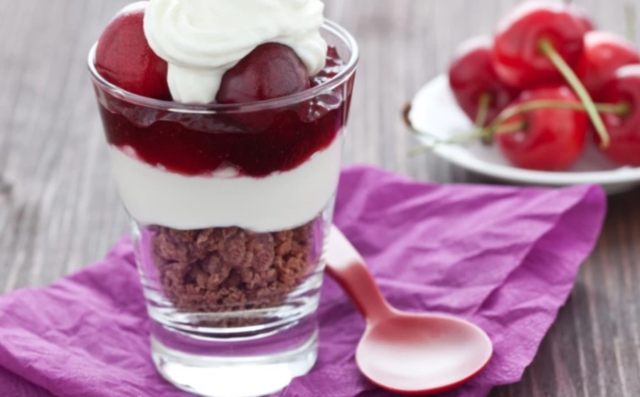 GOSTI SU VAM SE NAJAVILI I IMATE MALO VREMENA: Desert u čaši sa višnjama i keksom idealan recept koji ćete brzo spremiti!