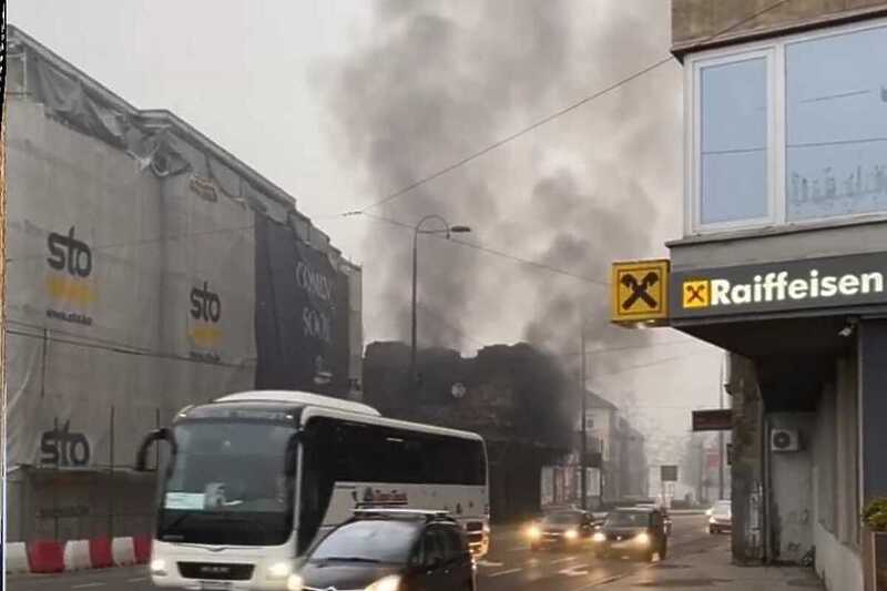 POŽAR U NAPUŠTENOM OBJEKTU U SARAJEVU! Brza reakcija vatrogasaca smanjila širenje vatre
