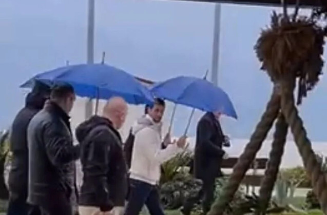NJEGOVO TENISKO VELIČANSTVO! ĐOKOVIĆ I PO KIŠI UDOVOLJAVA FANOVIMA! U šetnji Tivtom družio se s prolaznicima (VIDEO)