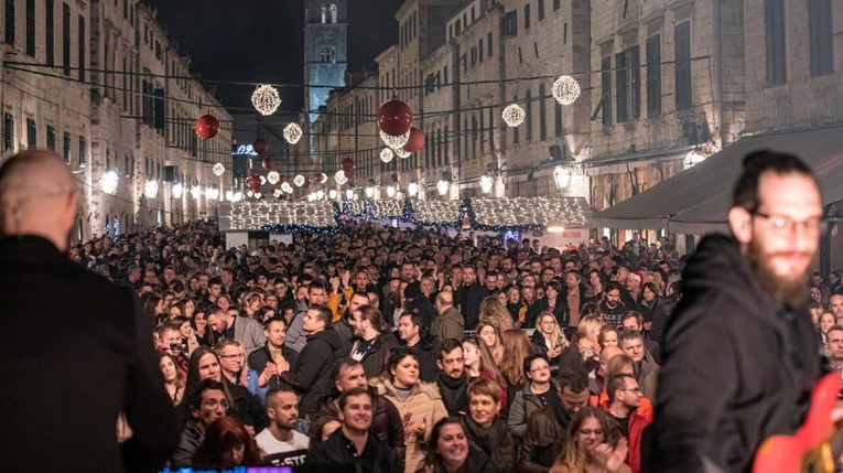 DUBROVČANI NA STRADUNU DUŽE ČEKALI NOVU 2022.: Nešto kasnije od ostatka zemlje čestitali jedni drugima