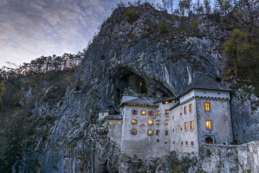 ČUVENI DVORAC KOJI "VISI" SA LITICE ostavlja turiste bez daha! U njemu živio slavni slovenski ROBIN HUD (VIDEO) (FOTO)