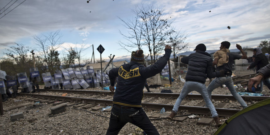 NEREDI NA GRANICI MAĐARSKA-SRBIJA: Migranti zasuli policiju SMRZNUTIM komadima zemlje! (VIDEO)