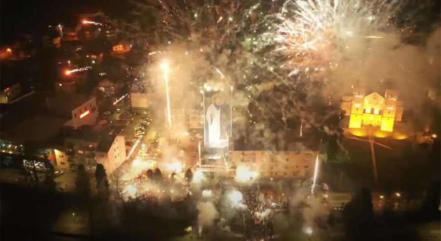 SPEKTAKL U FOČI Uz vatromet razvijena OGROMNA IKONA Svetog Stefana (VIDEO)