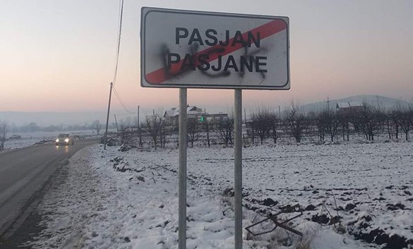 GRAFIT TERORISTIČKE OVK NA putokazu za srpsko selo Pasjane