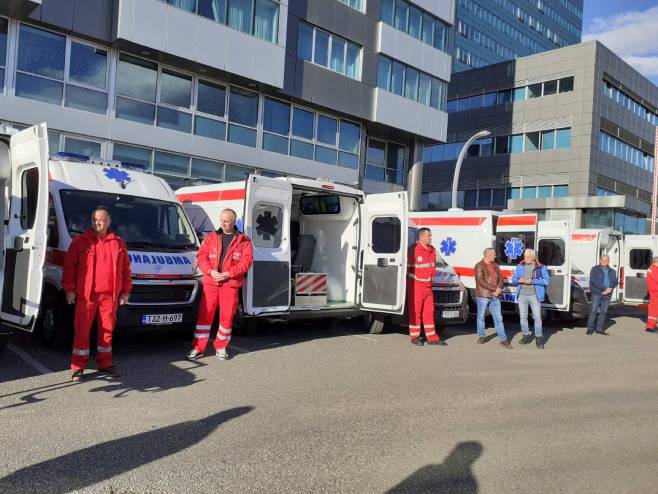 URUČENI KLJUČEVI 15 SANITETSKIH VOZILA rukovodiocima zdravstvenih ustanova (FOTO)