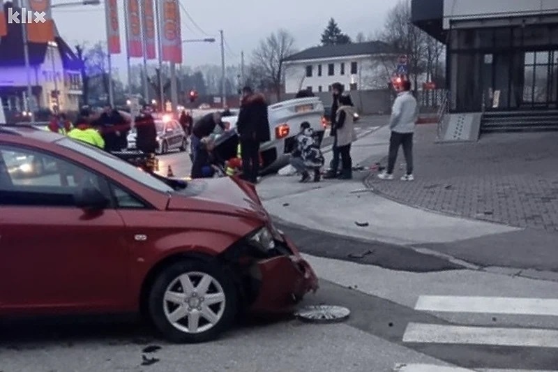 TEŠKA SAOBRAĆAJNA NESREĆA U SARAJEVU: Dvije osobe povrijeđene, jedno vozilo završilo na krovu!