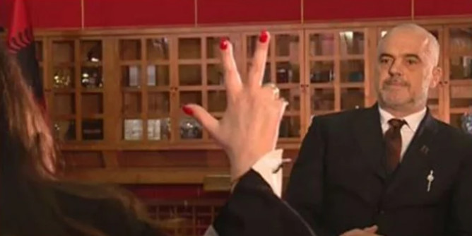 Nezaboravna scena OBILJEŽILA ZAVIDNU KARIJERU KSENIJE VUČIĆ! Albanskom premijeru u emisiji POKAZALA TRI PRSTA